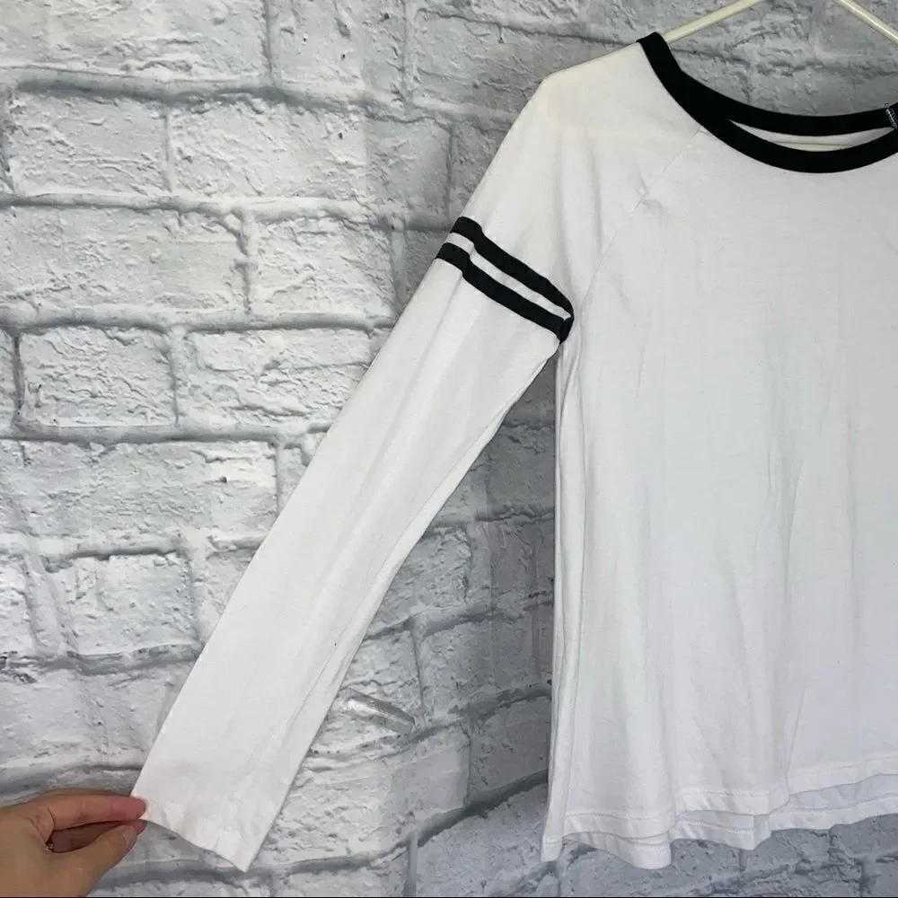 Old navy kids longsleeve crewneck tee shirt white w/ black accents size 14 kids